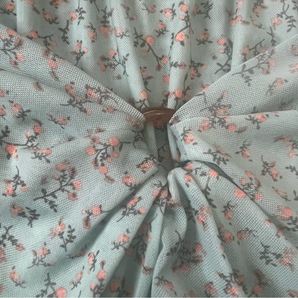 Flowy Green Floral Spring Blouse - Picture 2 of 4